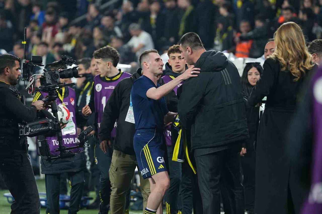 FENERBAHÇE'DE FUTBOLCULAR VE TEKNİK HEYET, BEŞİKTAŞ DERBİSİNİN ARDINDAN GALİBİYETİ TARAFTARIYLA...