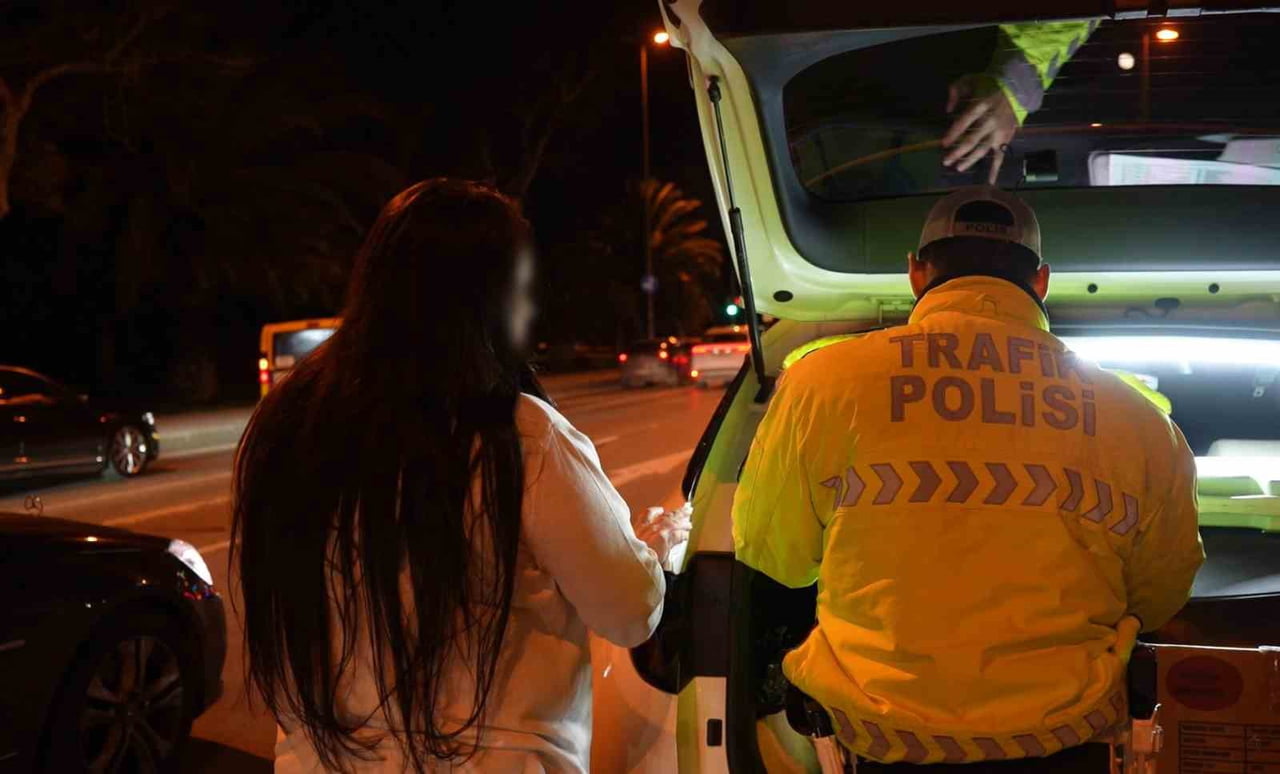 FENERBAHÇE-BEŞİKTAŞ DERBİSİNİN ARDINDAN KUTLAMA YAPMAK İSTEYEN BİR ÇİFT, KADIKÖY'DE POLİS...