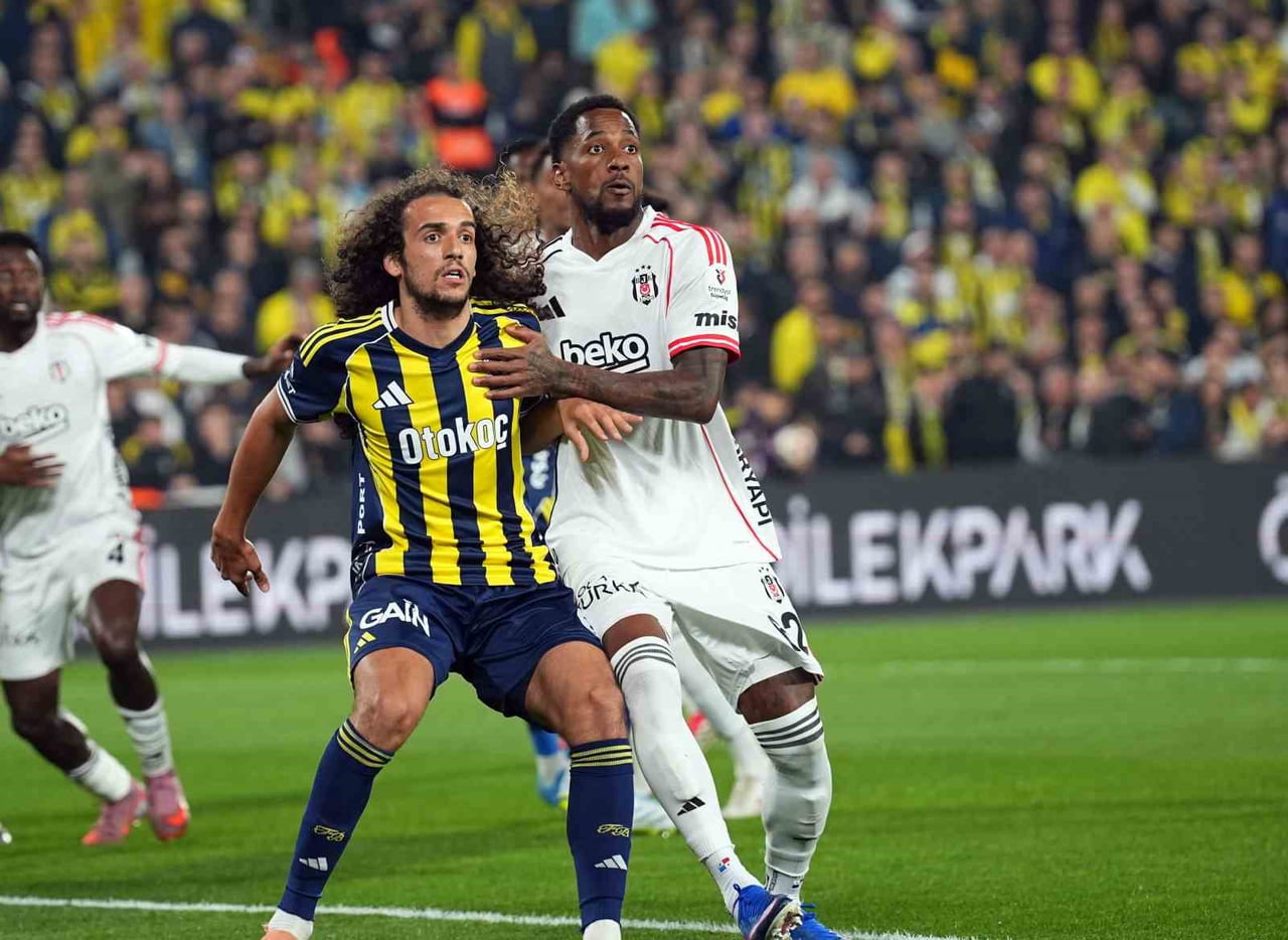 FENERBAHÇE DERBİSİNİN İLK YARISINDA YAŞANAN BİR POZİSYONDA YÜZÜNE DARBE ALAN BEŞİKTAŞ’IN PANAMALI...
