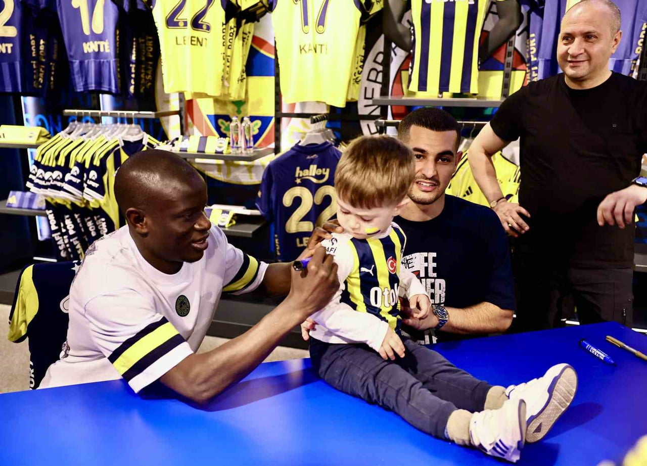 FENERBAHÇELİ OYUNCULAR N'GOLO KANTE VE LEVENT MERCAN, İMZA GÜNÜNDE TARAFTARLARLA BİR ARAYA...