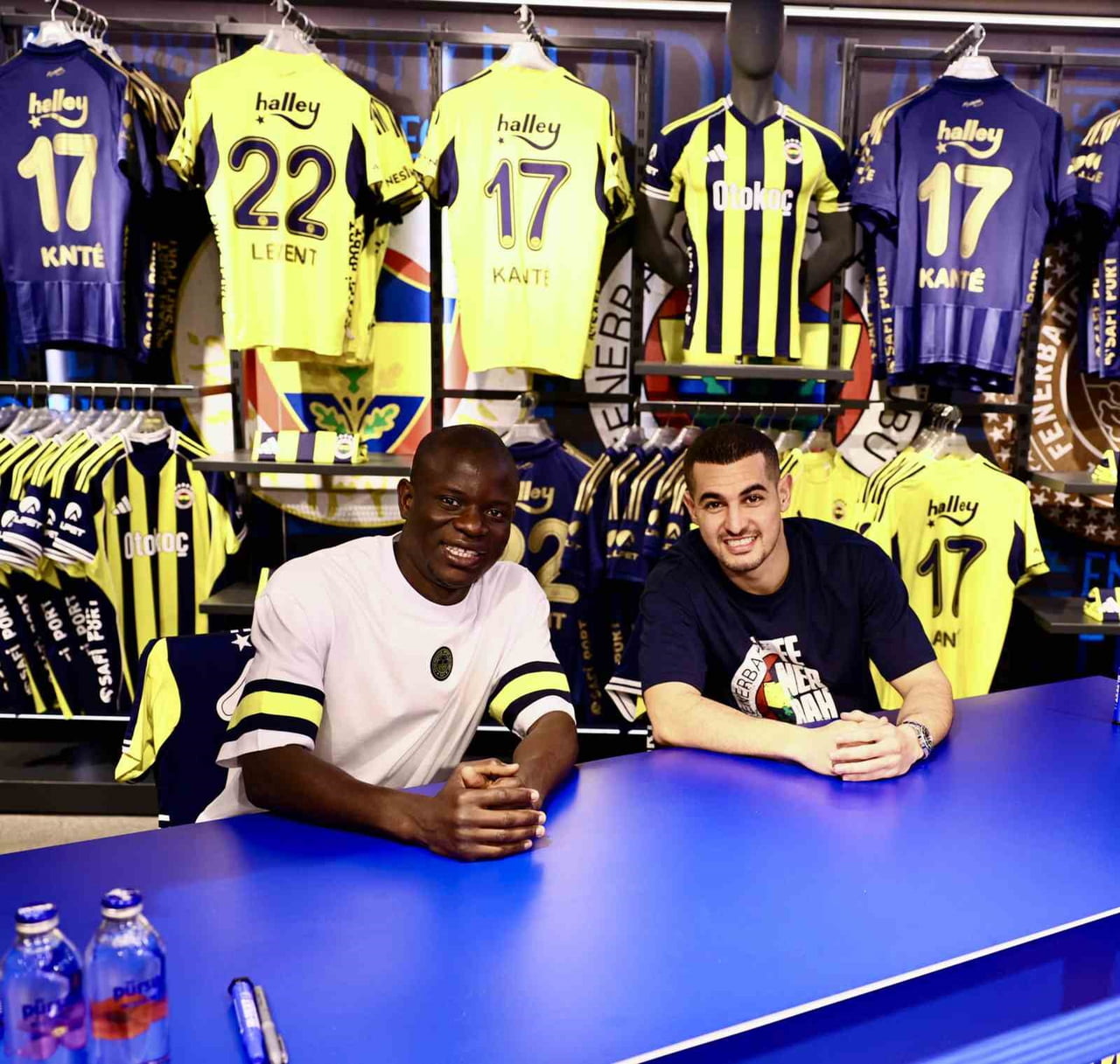 FENERBAHÇELİ OYUNCULAR N'GOLO KANTE VE LEVENT MERCAN, İMZA GÜNÜNDE TARAFTARLARLA BİR ARAYA...