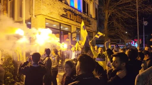 Fenerbahçeli taraftarlar, Beşiktaş derbisinin ardından stat çevresinde galibiyeti kutladı.