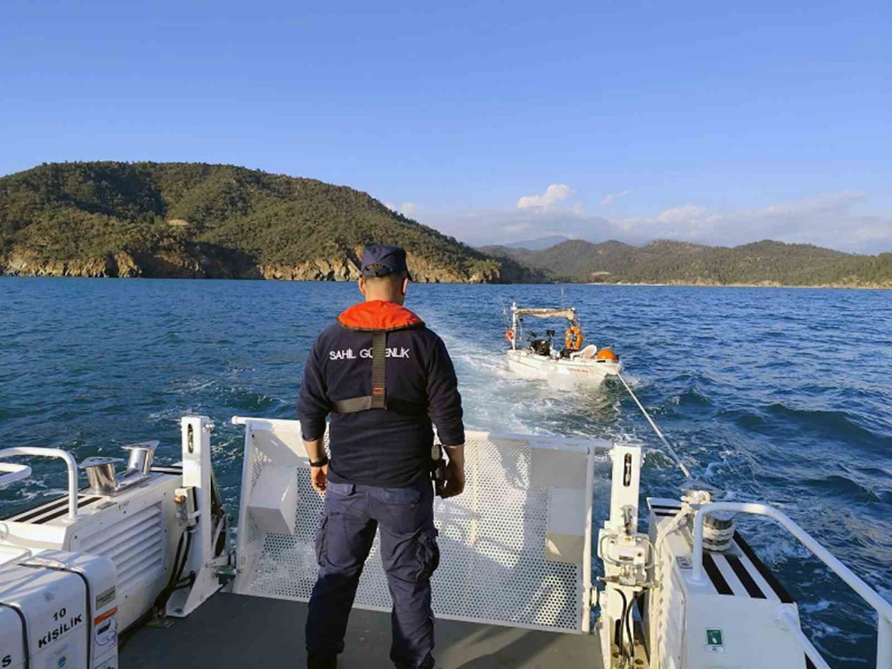 FETHİYE AÇIKLARINDA SÜRÜKLENEN TEKNEYİ SAHİL GÜVENLİK KURTARDI
