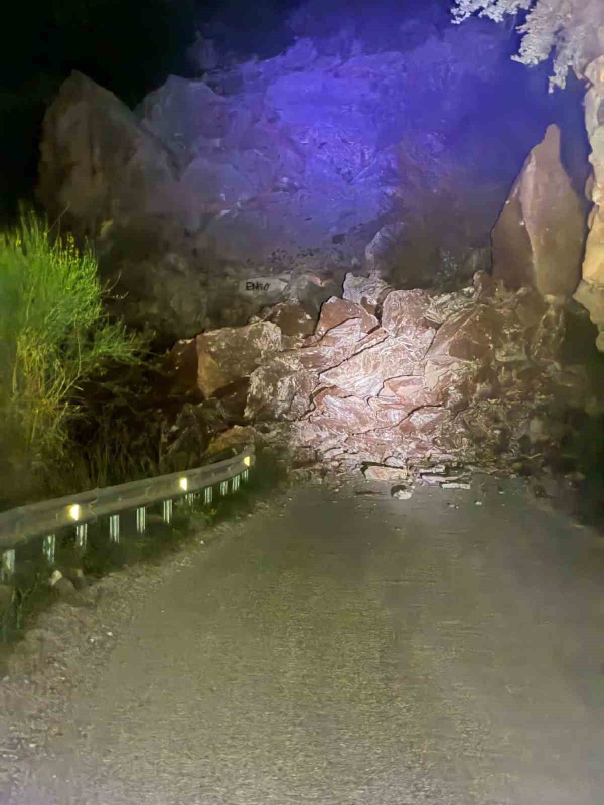 FETHİYE’DE KAYA DÜŞMESİ: FARALYA YOLU ULAŞIMA KAPANDI