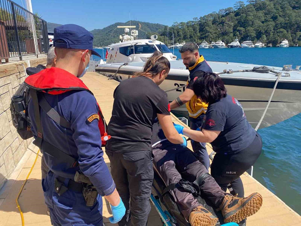 FETHİYE’DE KOYDA RAHATSIZLANAN VATANDAŞA TIBBİ TAHLİYE