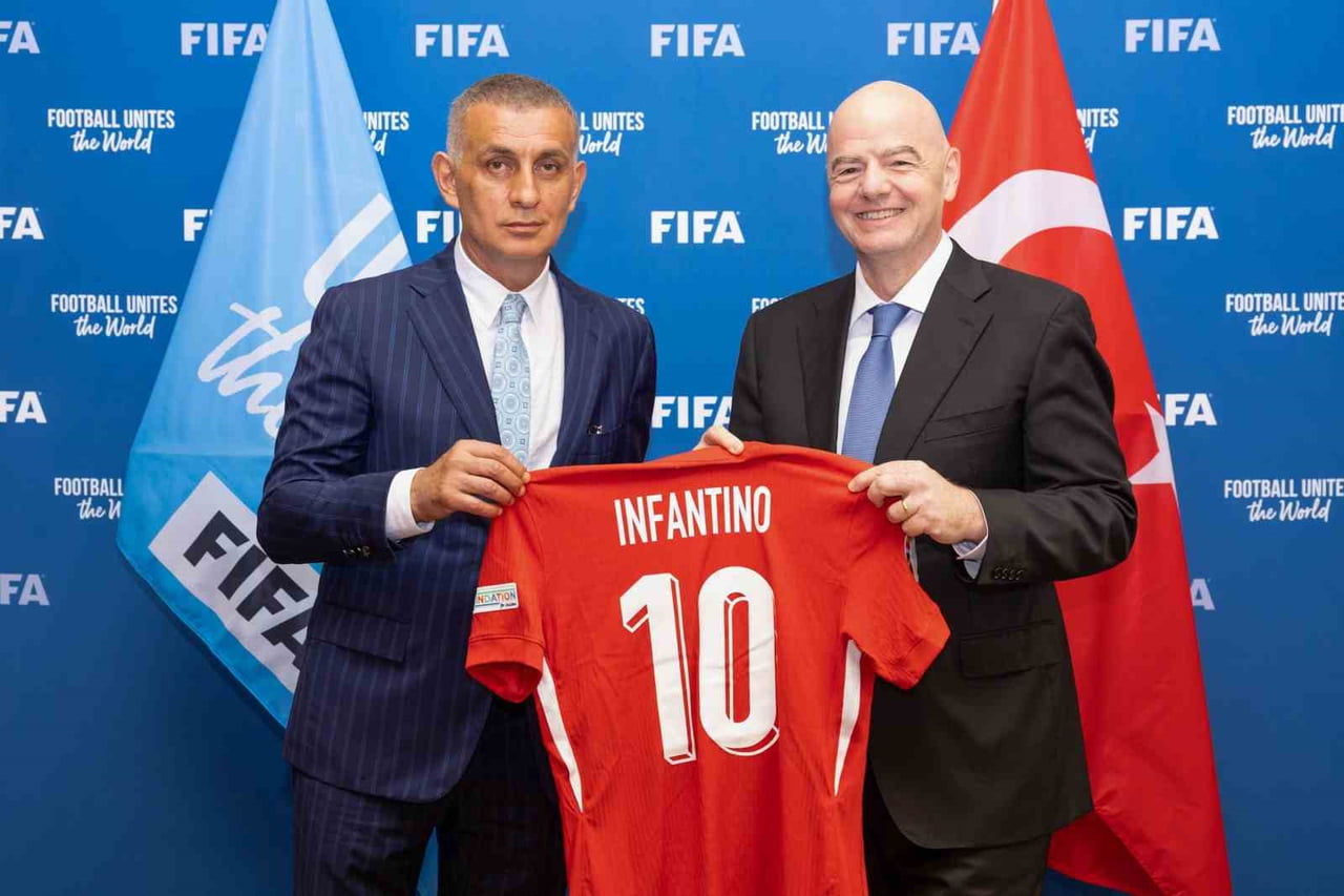 FIFA BAŞKANI GİANNİ INFANTİNO, 2026 DÜNYA KUPASI'NA KATILMAYA HAK KAZANAN A MİLLİ FUTBOL TAKIMI'NI...