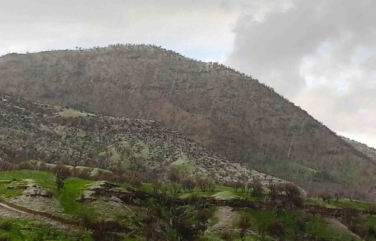 FINDIK BÜYÜKLÜĞÜNDEKİ DOLU, KENTİ ADETA BEYAZA BÜRÜDÜ.