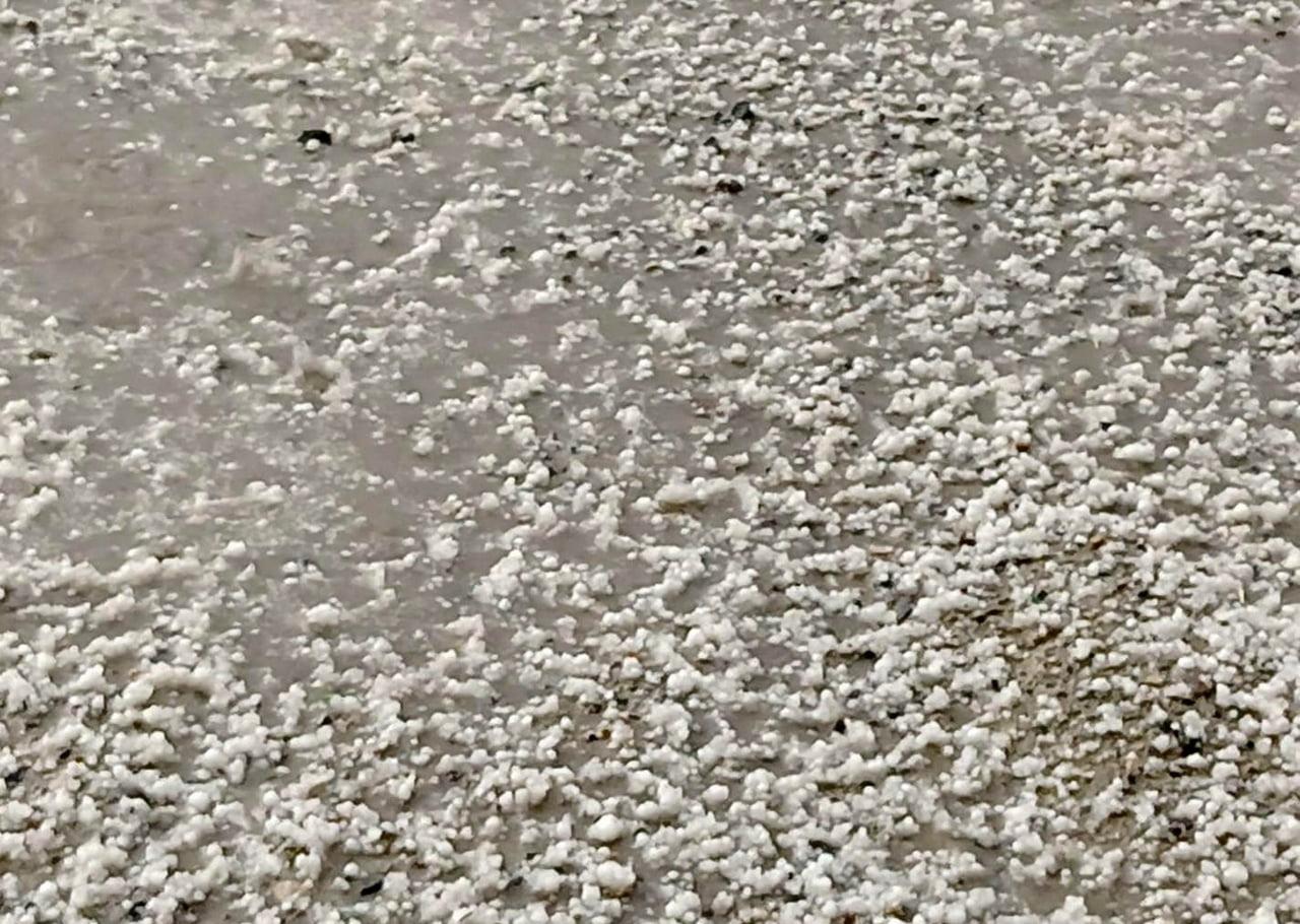 FINDIK BÜYÜKLÜĞÜNDEKİ DOLU, KENTİ ADETA BEYAZA BÜRÜDÜ.