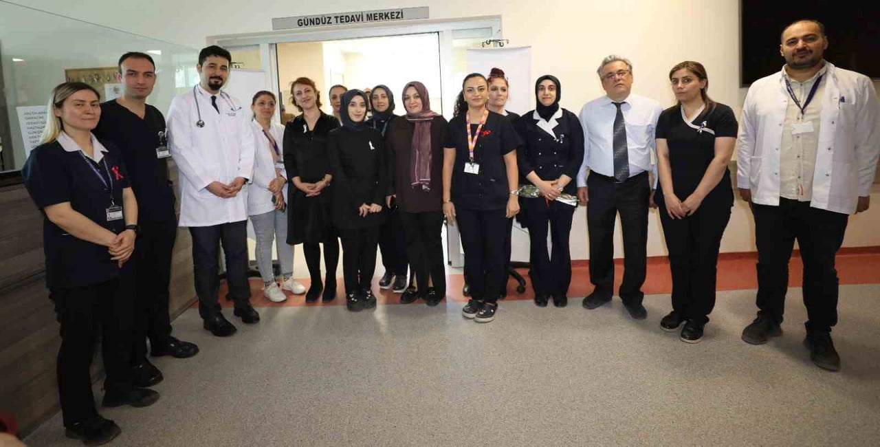 FIRAT ÜNİVERSİTESİ HASTANESİ’NDE KANSER HASTALARI ZİYARET EDİLEREK KARANFİL VERİLDİ.