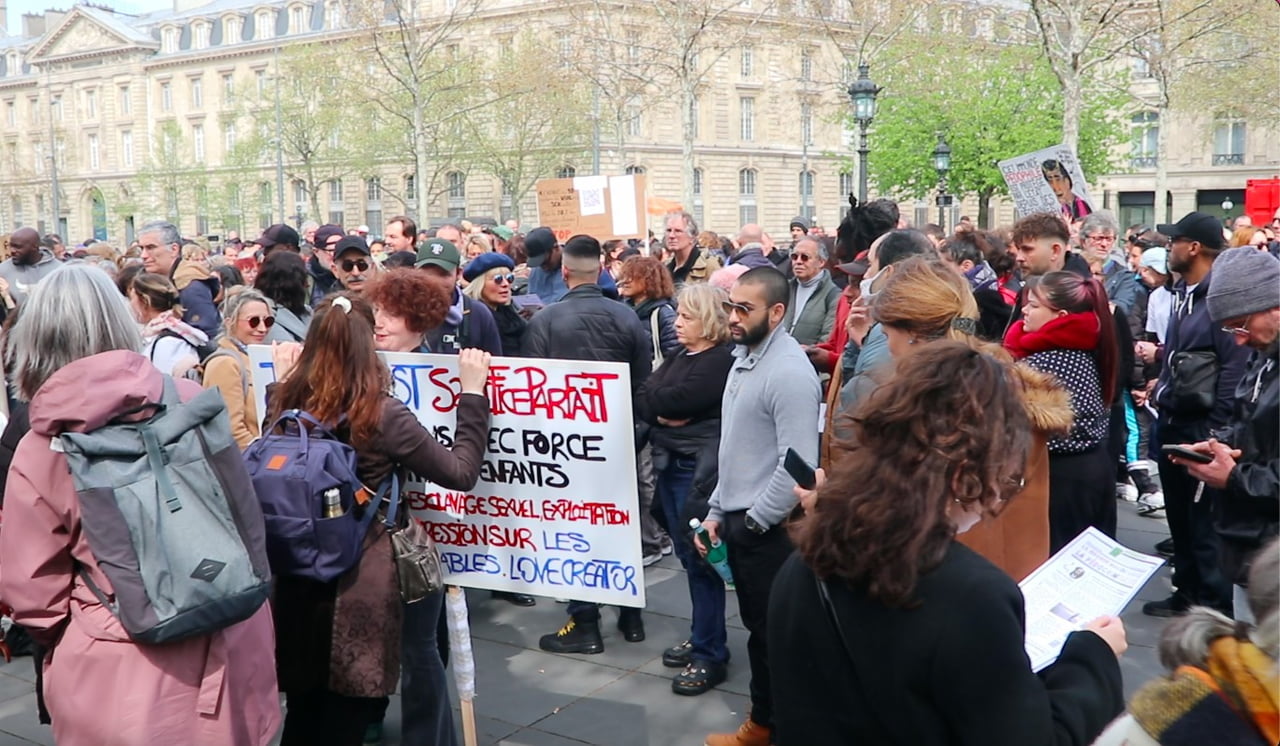 FRANSA'DA GİDEREK ARTAN ÇOCUK İSTİSMARLARINI PROTESTO ETMEK AMACIYLA BAŞKENT PARİS'TE DÜZENLENEN...