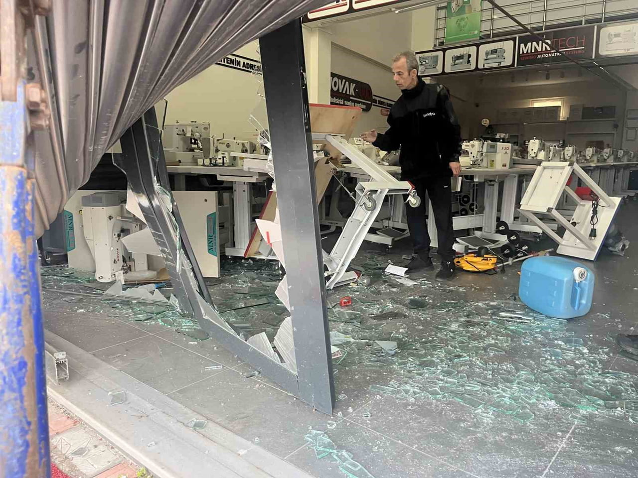 FREN YERİNE GAZA BASAN SÜRÜCÜ İŞYERİNE DALDI