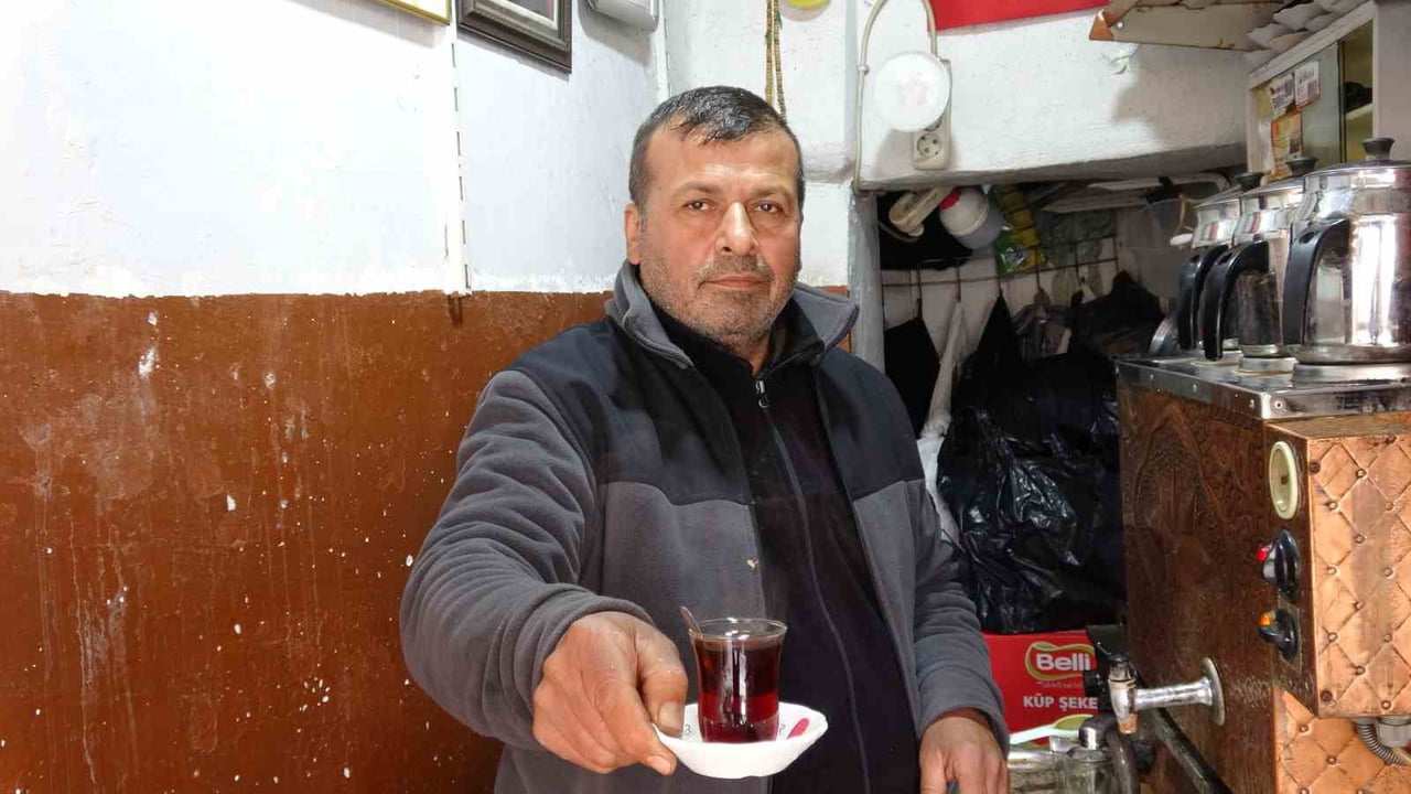 GAZİANTEP'TE 52 YILDIR ÇAYCILIK YAPAN ALADDİN DEMİR, 5 METREKARELİK DÜKKANINDA HER GÜN ÇAYINI...