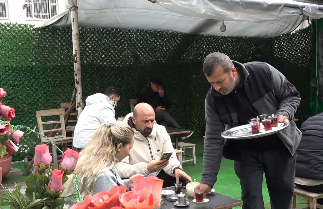 GAZİANTEP'TE 52 YILDIR ÇAYCILIK YAPAN ALADDİN DEMİR, 5 METREKARELİK DÜKKANINDA HER GÜN ÇAYINI...