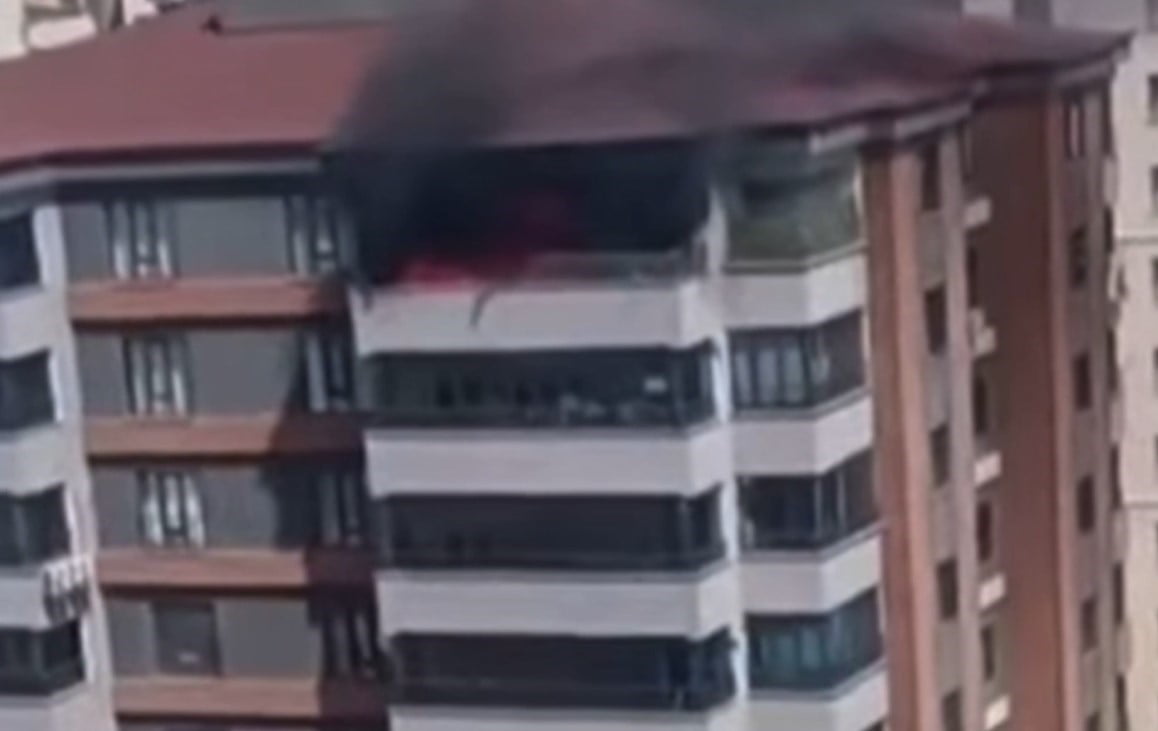 GAZİANTEP'TE 8 KATLI BİR BİNANIN EN ÜST KATINDAKİ BALKONDA ÇIKAN YANGIN, İTFAİYE EKİPLERİNCE...