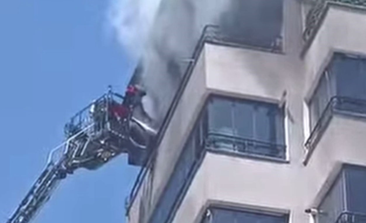 GAZİANTEP'TE 8 KATLI BİR BİNANIN EN ÜST KATINDAKİ BALKONDA ÇIKAN YANGIN, İTFAİYE EKİPLERİNCE...