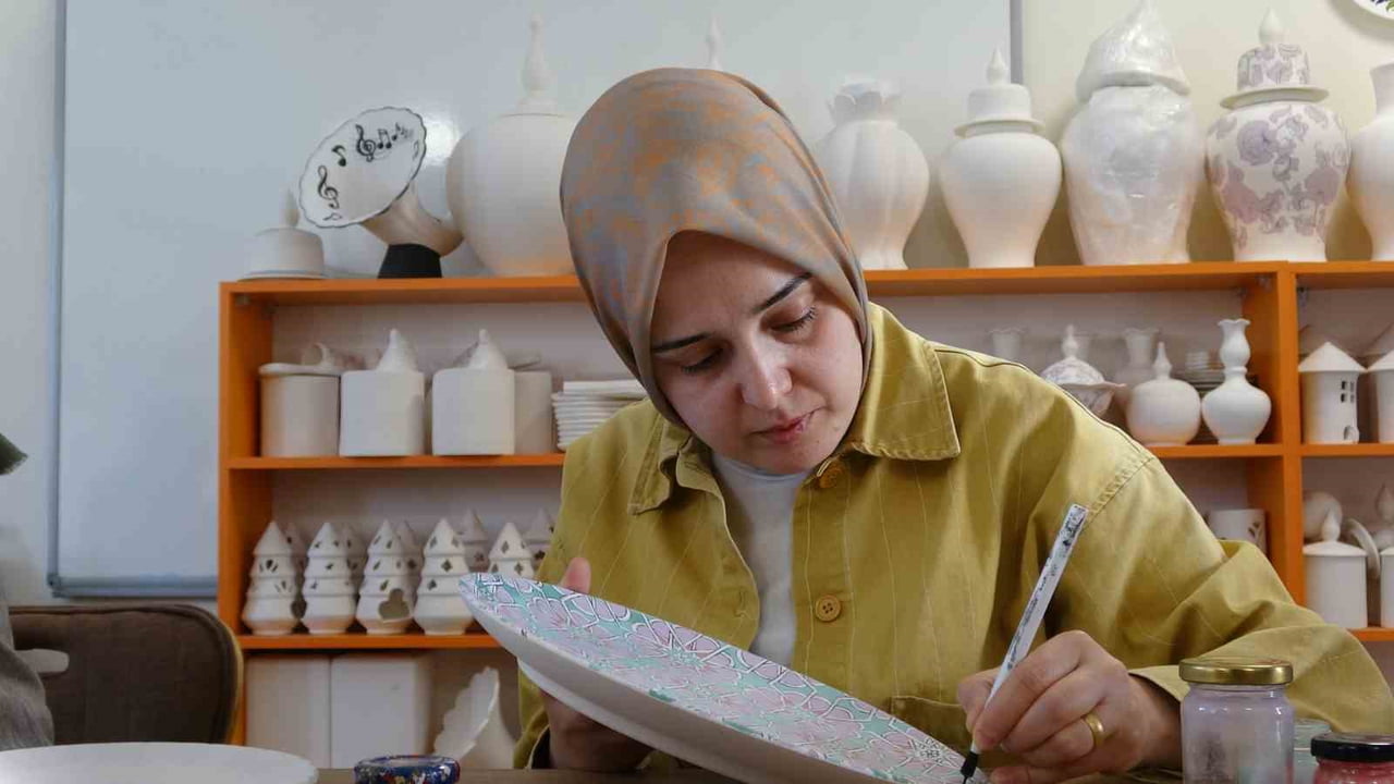 GAZİANTEP'TE AÇILAN ÇİNİ KURSUNA KATILAN KADIN KURSİYERLER, SERAMİKTEN HAZIRLADIKLARI ESERLERLE...