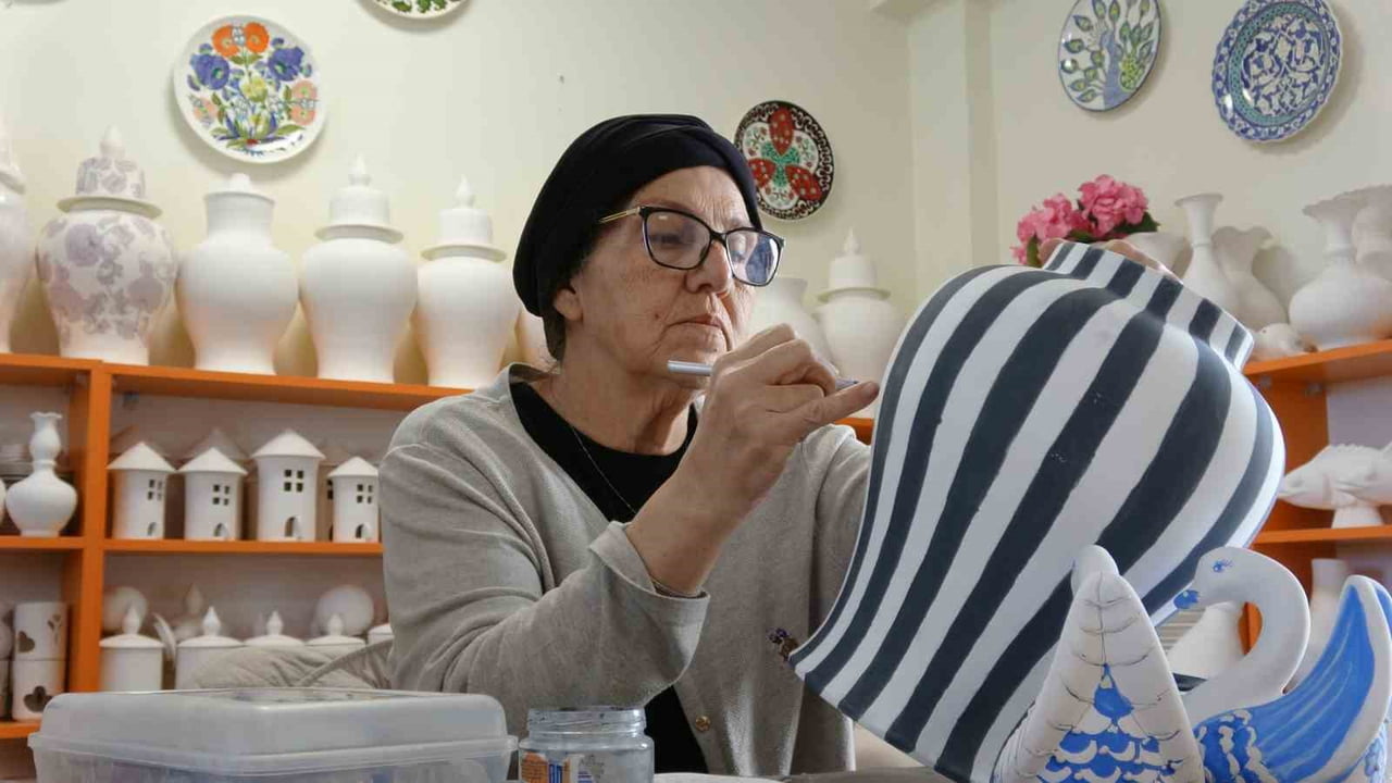 GAZİANTEP'TE AÇILAN ÇİNİ KURSUNA KATILAN KADIN KURSİYERLER, SERAMİKTEN HAZIRLADIKLARI ESERLERLE...