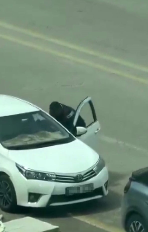 GAZİANTEP'TE BİR ŞAHSIN, TRAFİKTE TARTIŞTIĞI BAŞKA BİR ŞAHSI ARACINDA DARP ETTİĞİ ANLAR CEP...