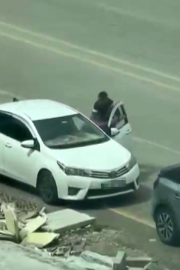 GAZİANTEP'TE BİR ŞAHSIN, TRAFİKTE TARTIŞTIĞI BAŞKA BİR ŞAHSI ARACINDA DARP ETTİĞİ ANLAR CEP...