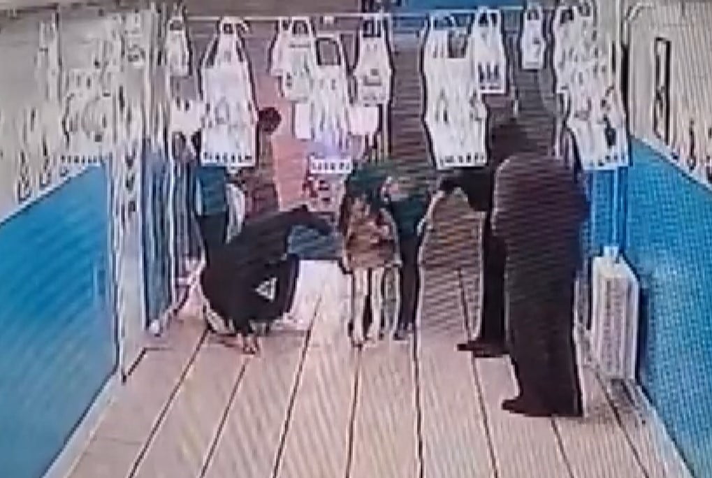 GAZİANTEP'TE BOĞAZINA ŞEKER KAÇAN İLKOKUL ÖĞRENCİSİ, ÖĞRETMENLERİN HEİMLİCH MANEVRASIYLA KURTULDU....