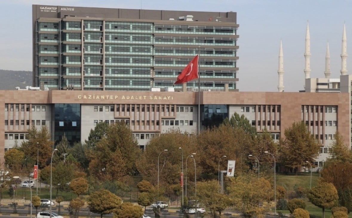 GAZİANTEP'TE BOŞANMAK İSTEYEN EŞİNİ, KAFASINA VE YÜZÜNE TAŞLA VURARAK DARP EDEN SANIK FEYZULLAH...