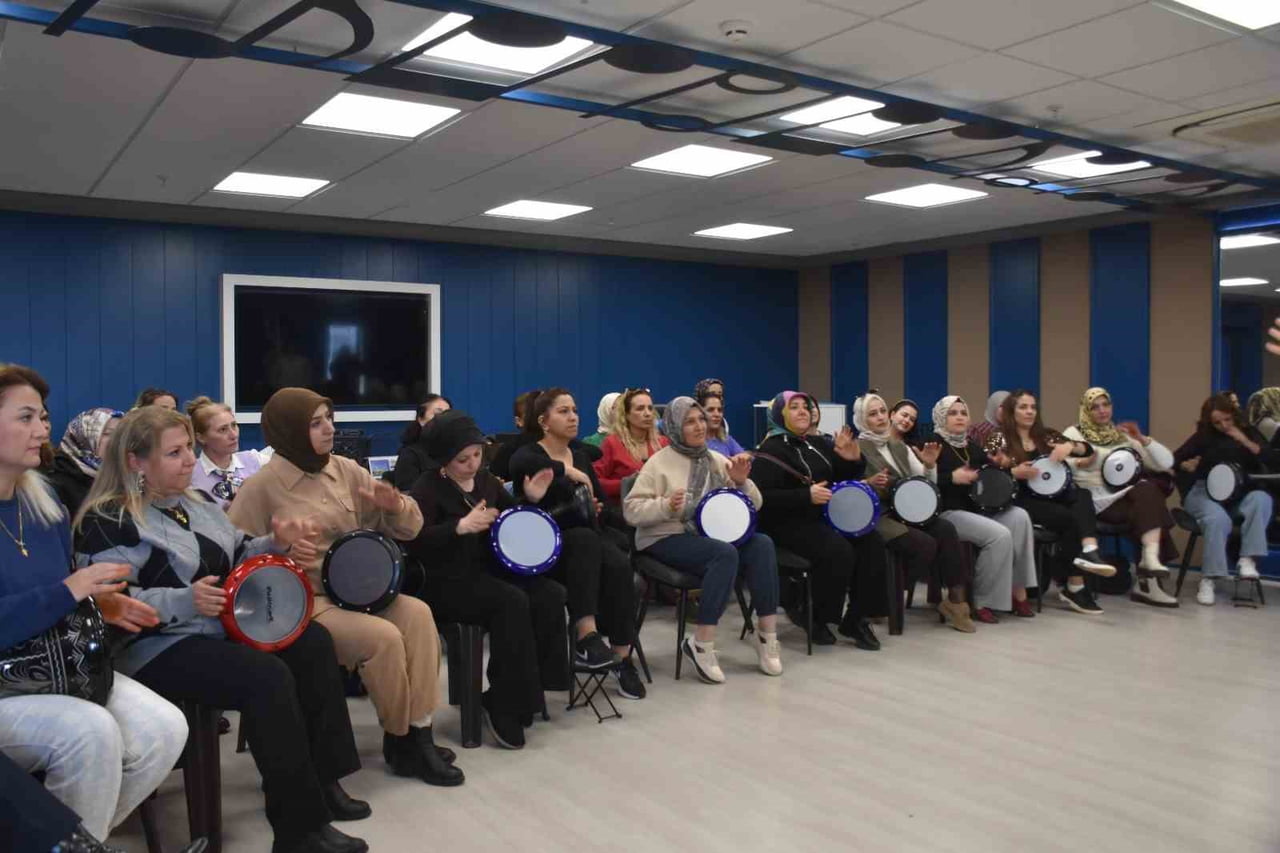 GAZİANTEP'TE ÇOĞUNLUĞU EV HANIMLARINDAN OLUŞAN KORO, CUMHURBAŞKANI RECEP TAYYİP ERDOĞAN İLE EŞİ...