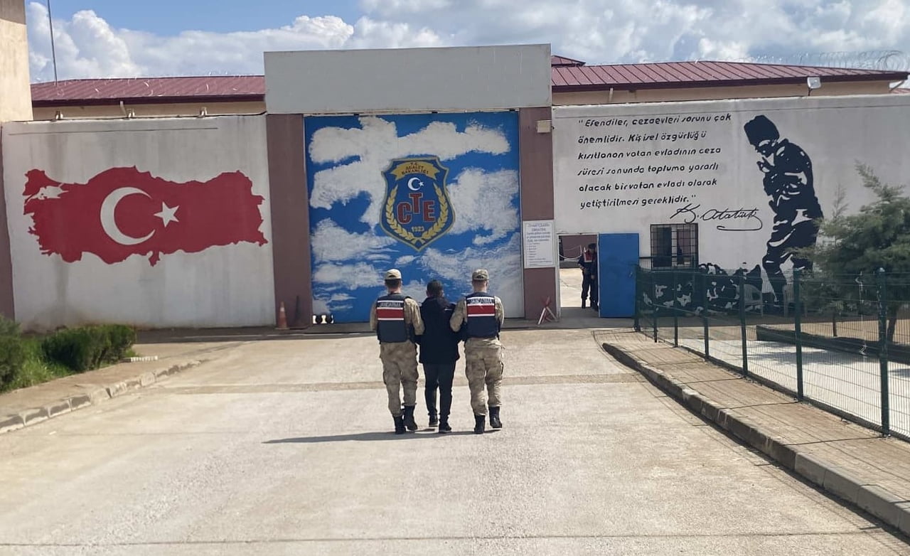 GAZİANTEP'TE HIRSIZLIK SUÇUNDAN 22 YIL KESİNLEŞMİŞ HAPİS CEZASIYLA ARANAN ŞAHIS, JANDARMA...