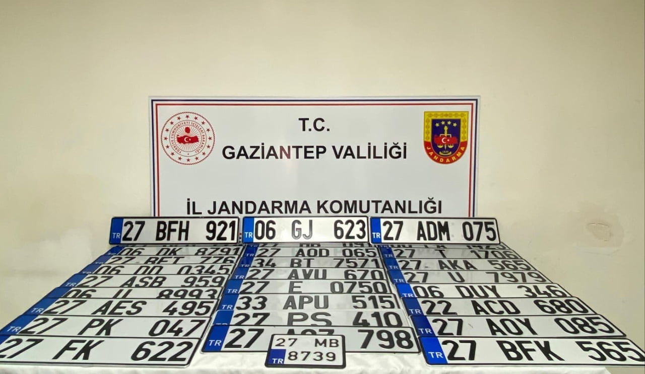 GAZİANTEP'TE JANDARMA EKİPLERİNCE YAPILAN OPERASYONDA OTO YIKAMA İŞYERİNDE 27 ADET SAHTE APP PLAKA...