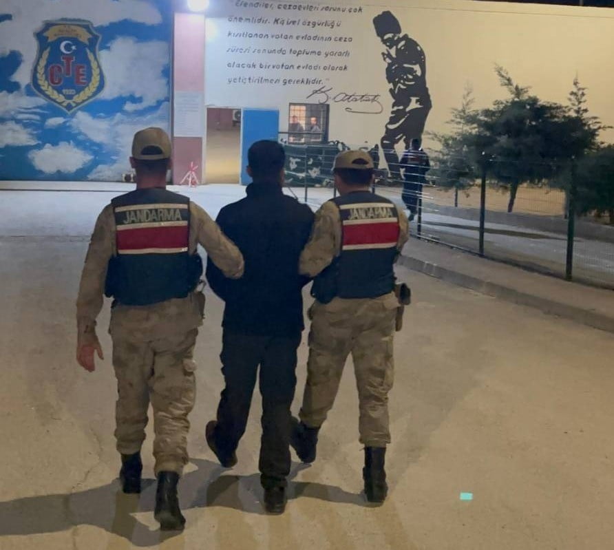 GAZİANTEP'TE JANDARMANIN YAPTIĞI ÜST ARAMASINDA ÜZERİNDE UYUŞTURUCU MADDE ELE GEÇİRİLEN 4...