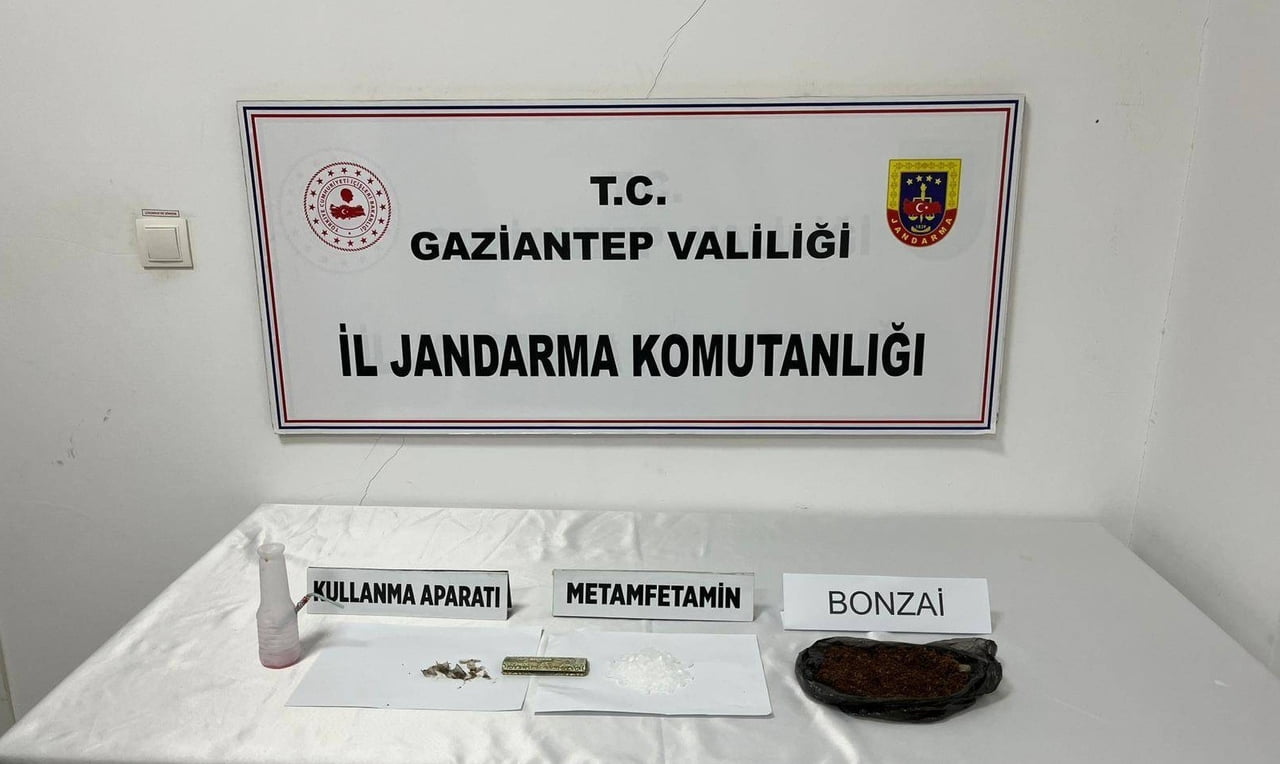 GAZİANTEP'TE JANDARMANIN YAPTIĞI ÜST ARAMASINDA ÜZERİNDE UYUŞTURUCU MADDE ELE GEÇİRİLEN 4...