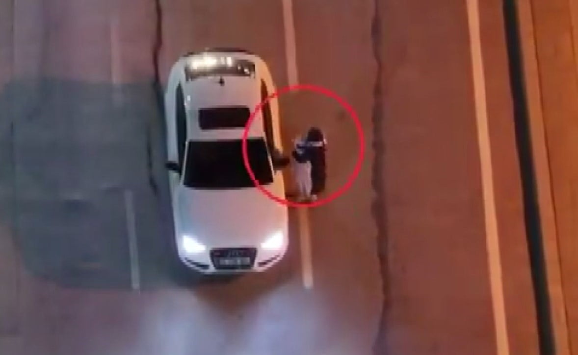 GAZİANTEP'TE KAVŞAKLARDA DİLENCİLİK VE SATICILIK YAPARAK SÜRÜCÜLERİ RAHATSIZ EDEN VE TRAFİKTE...