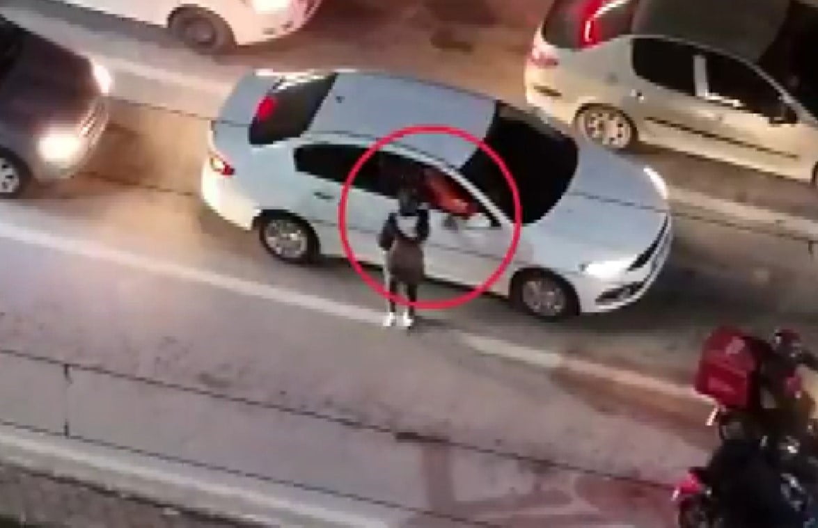 GAZİANTEP'TE KAVŞAKLARDA DİLENCİLİK VE SATICILIK YAPARAK SÜRÜCÜLERİ RAHATSIZ EDEN VE TRAFİKTE...