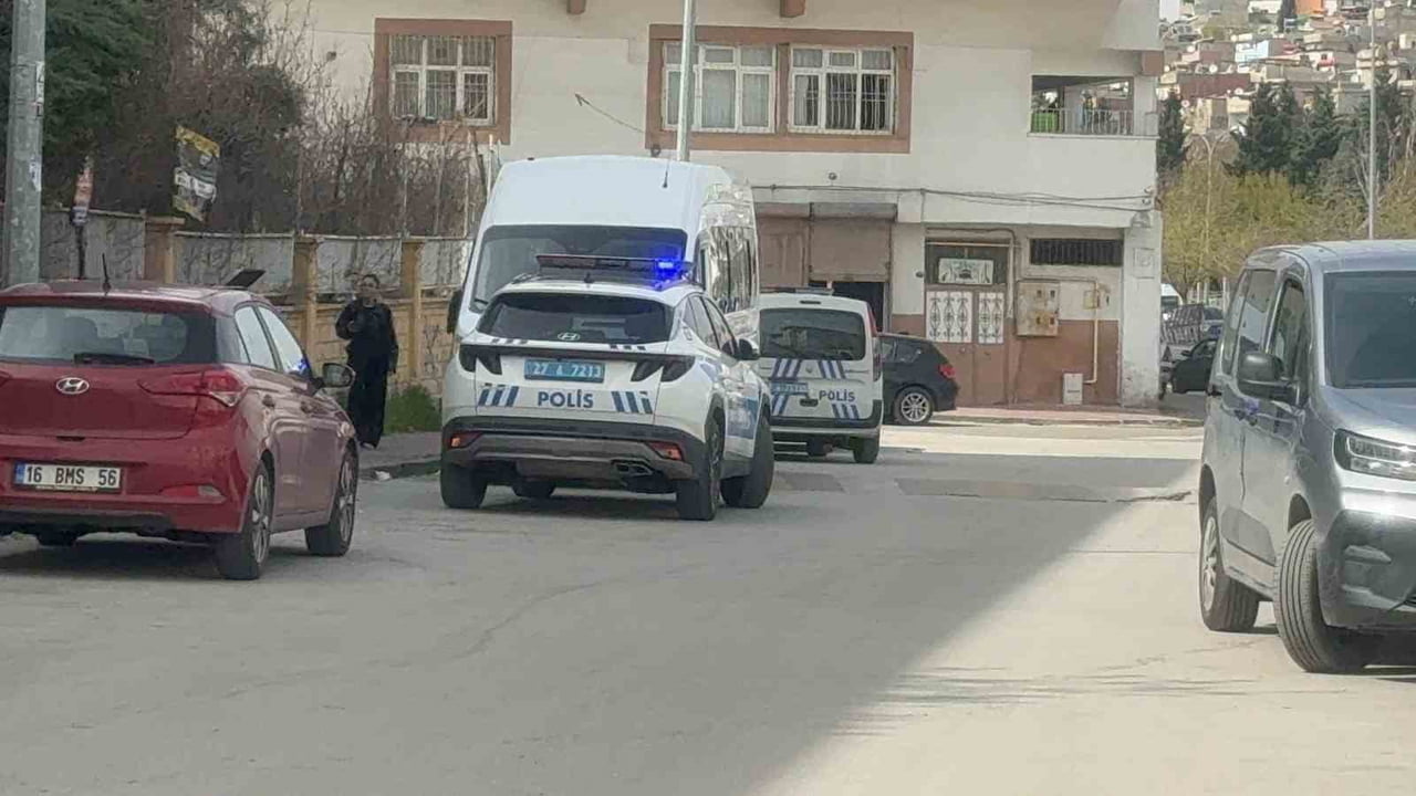 GAZİANTEP'TE KİMLİĞİ BELİRSİZ 4 ŞÜPHELİ, BİR LİSEYE GELİP OKUL BAHÇESİNDEN DIŞARIYA ÇAĞIRDIKLARI...