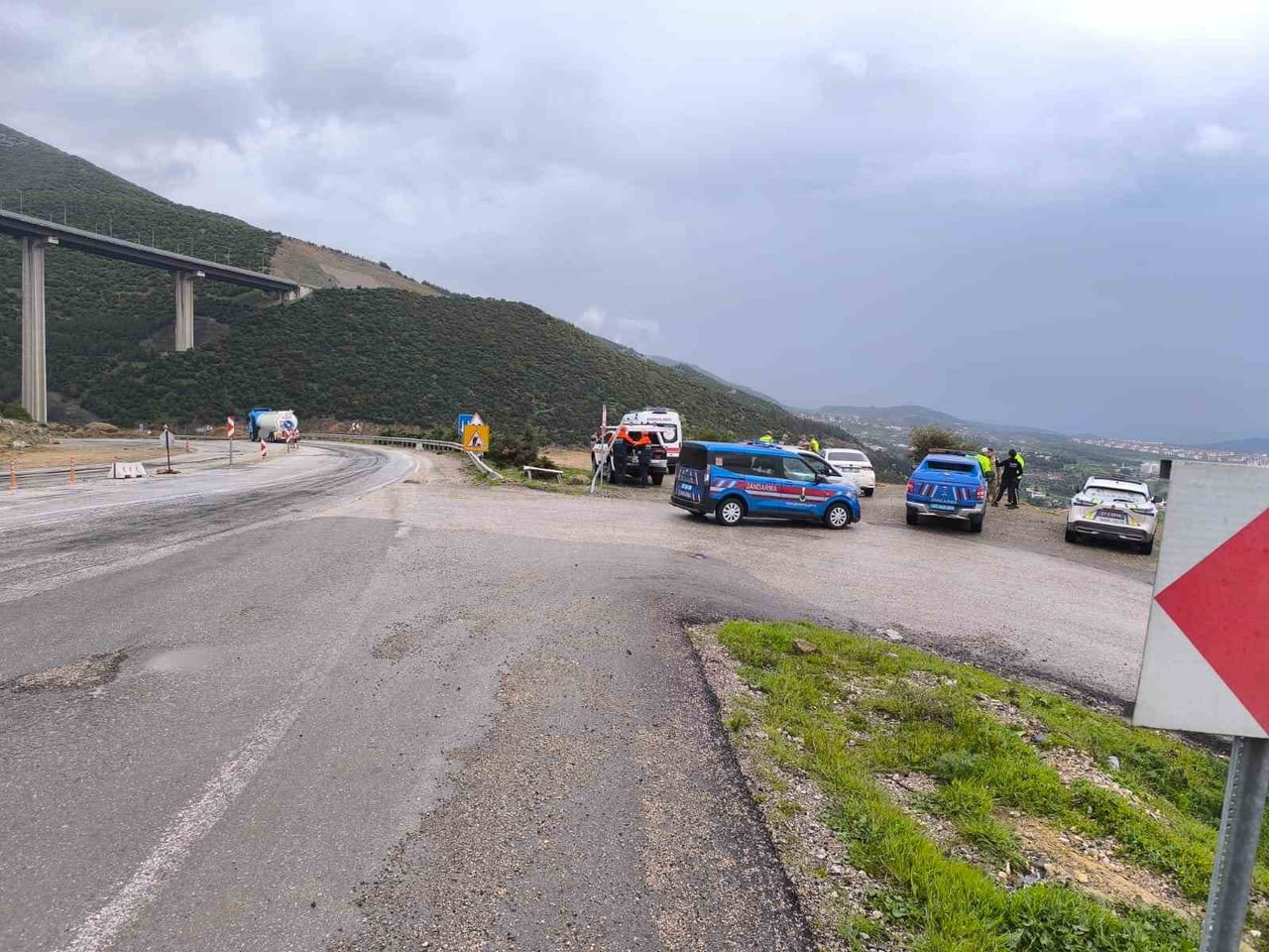 GAZİANTEP'TE KONTROLDEN ÇIKARAK UÇURUMA YUVARLANAN OTOMOBİLİN SÜRÜCÜSÜ HAYATINI KAYBETTİ.