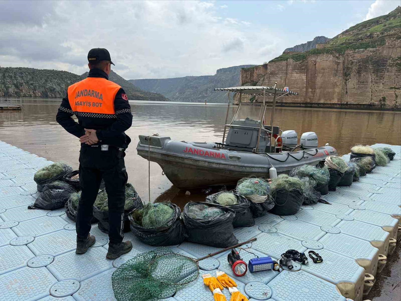 GAZİANTEP'TE NEHİR ÜZERİNDE AĞ İLE AVLANMA YASAĞINA UYMAYAN 5 ŞAHIS, JANDARMA EKİPLERİNCE SUÇÜSTÜ...