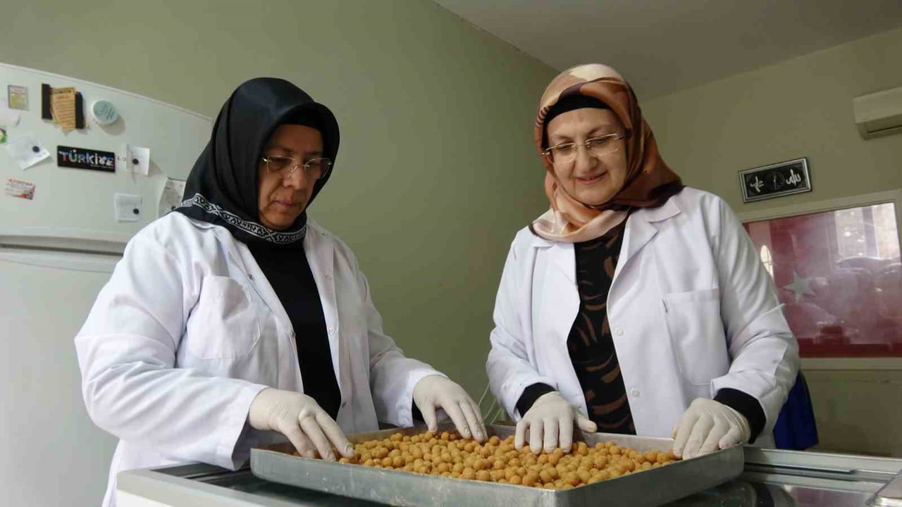 GAZİANTEP'TE YAŞAYAN ŞAHİDE ULUKÖK, BAYRAMDA EVİNE GELEN MİSAFİRLERE YAPTIĞI YUVALAMANIN ÇOK...