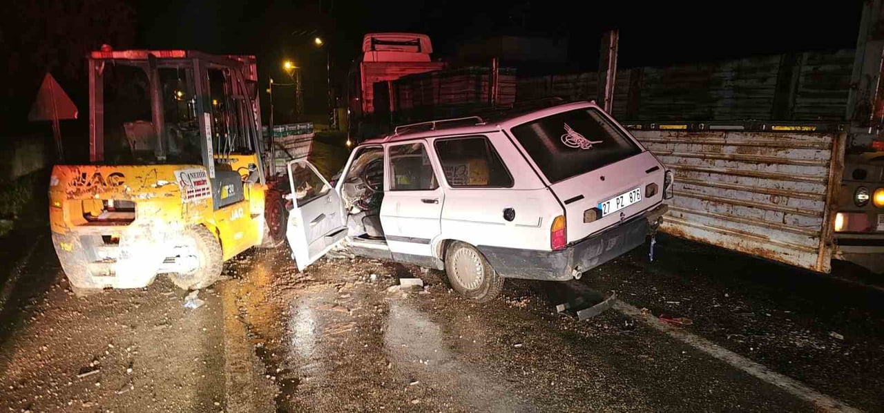 GAZİANTEP'TE YÜK İNDİRİRKEN ANİDEN YOLA ÇIKAN FORKLİFTE OTOMOBİL ÇARPTI. KAZADA 4 KİŞİ...