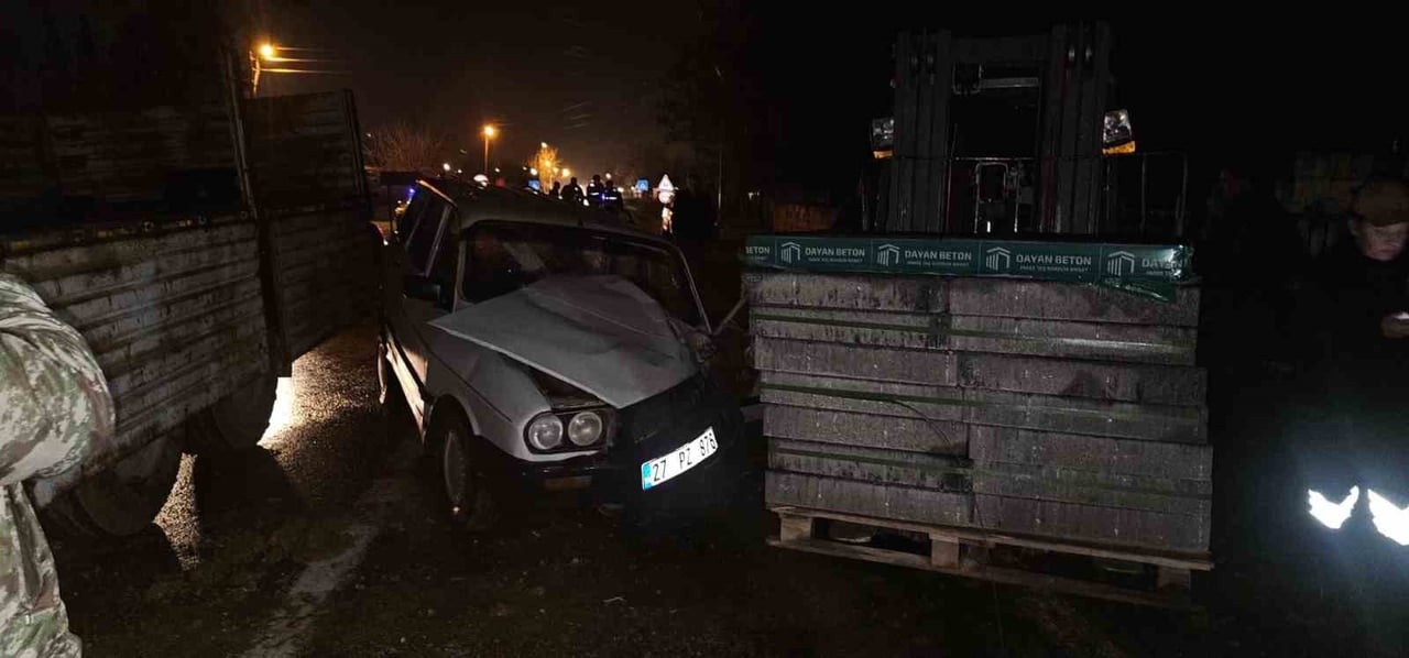 GAZİANTEP'TE YÜK İNDİRİRKEN ANİDEN YOLA ÇIKAN FORKLİFTE OTOMOBİL ÇARPTI. KAZADA 4 KİŞİ...