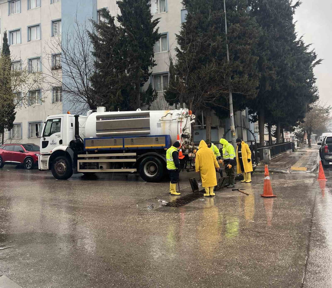 GAZİANTEP BÜYÜKŞEHİR YAĞIŞA KARŞI SAHADA: YAKLAŞIK 900 PERSONELLE KESİNTİSİZ MÜDAHALE