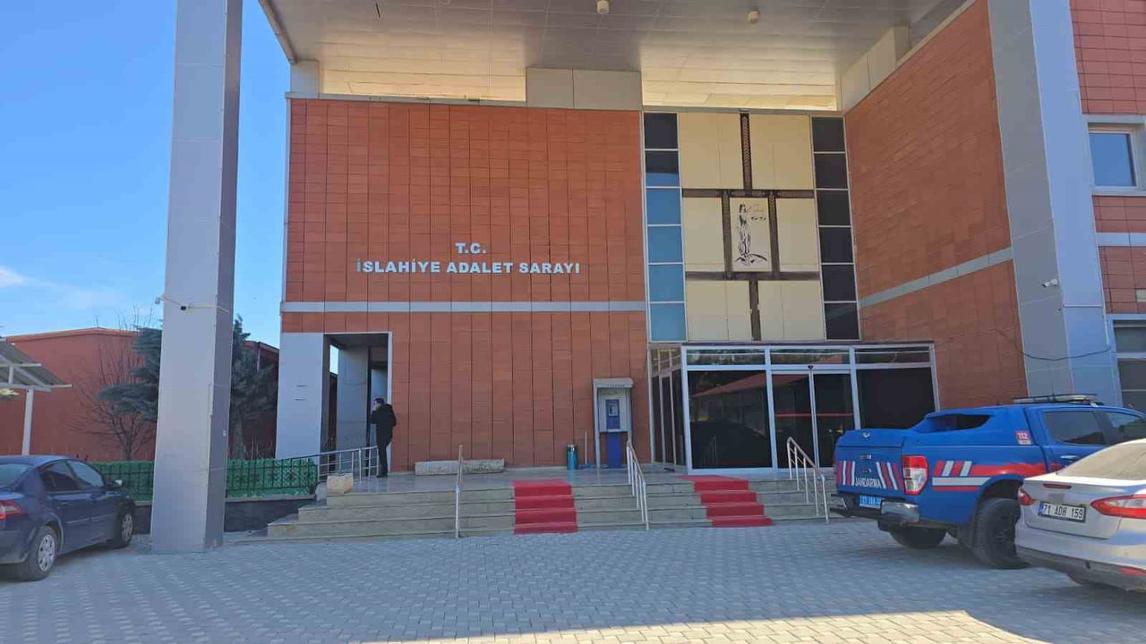 GAZİANTEP’İN İSLAHİYE İLÇESİNDE, OKULLARA YÖNELİK SALDIRILARA İLİŞKİN PAYLAŞIMININ ARDINDAN ADLİYE...