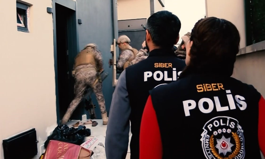 GAZİANTEP MERKEZLİ 14 İLDE DÜZENLENEN NİTELİKLİ DOLANDIRICILIK OPERASYONUNDA GÖZALTI SAYISI 58'E...