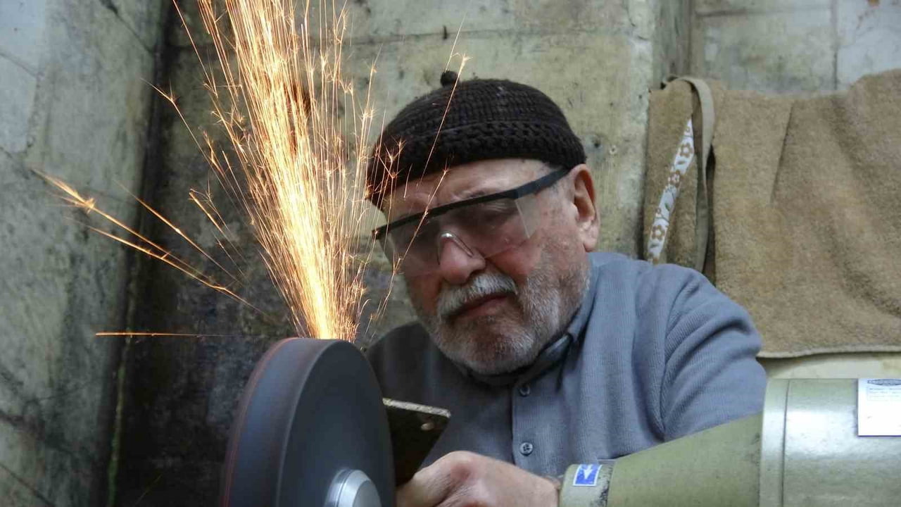 GAZİANTEP’TE BIÇAK USTASI CEMİL CULFA, 10 YAŞINDA ÇIRAK OLARAK BAŞLADIĞI MESLEĞİNİ 5 METREKARELİK...