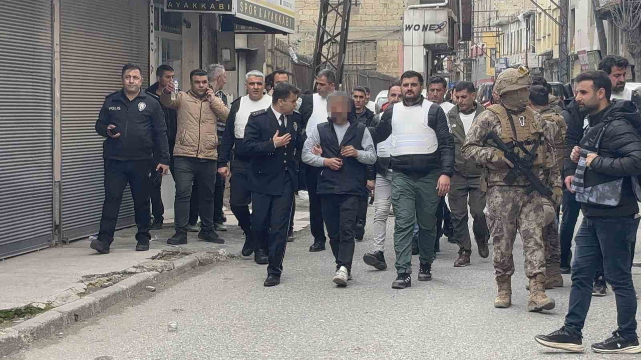 GAZİANTEP’TE HAREKETLİ DAKİKALAR: 5 KİŞİYİ REHİN ALDI, POLİSE ATEŞ AÇTI, YAKALANDI