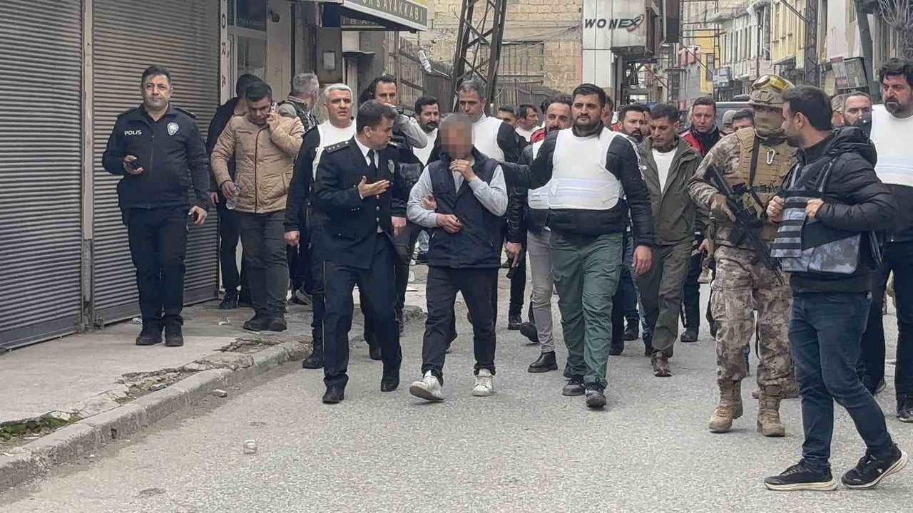 GAZİANTEP’TE HAREKETLİ DAKİKALAR: 5 KİŞİYİ REHİN ALDI, POLİSE ATEŞ AÇTI, YAKALANDI