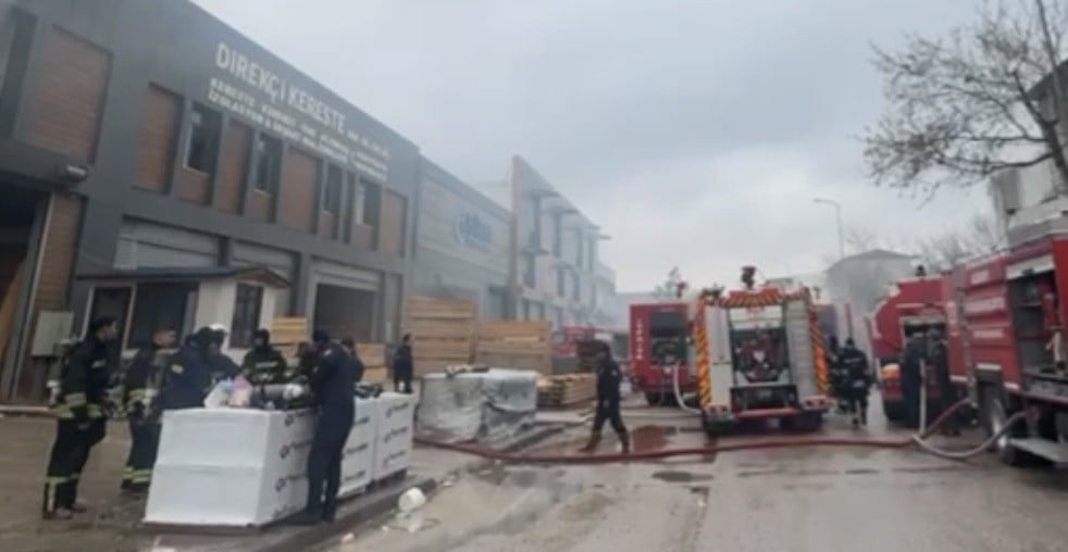 GAZİANTEP’TE KERESTE İMALATHANESİNDE YANGIN