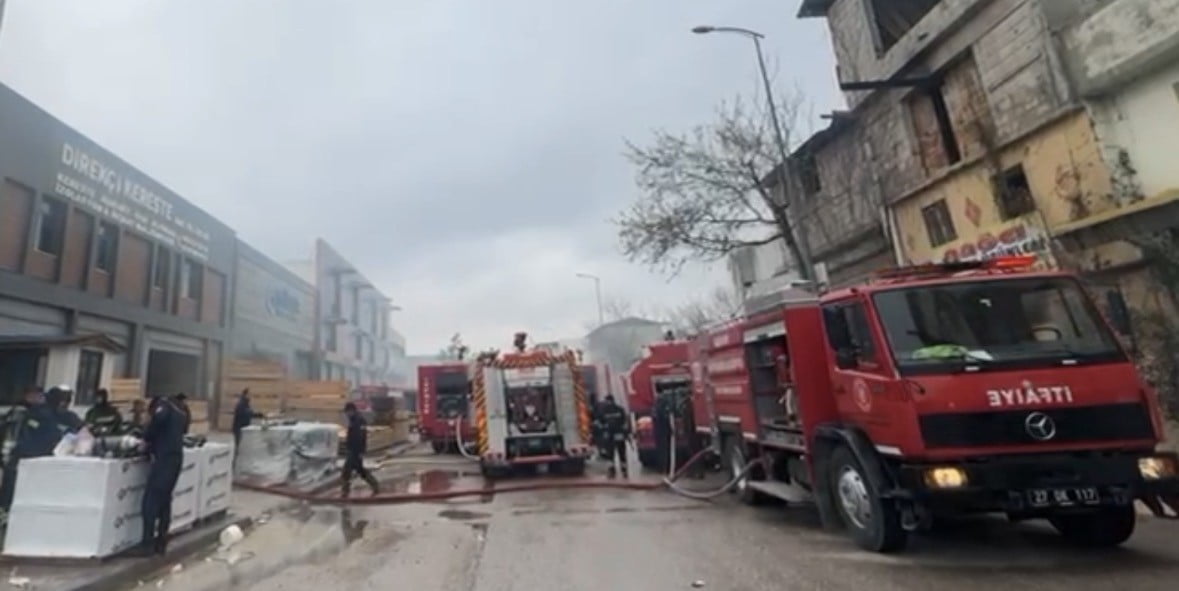 GAZİANTEP’TE KERESTE İMALATHANESİNDE YANGIN