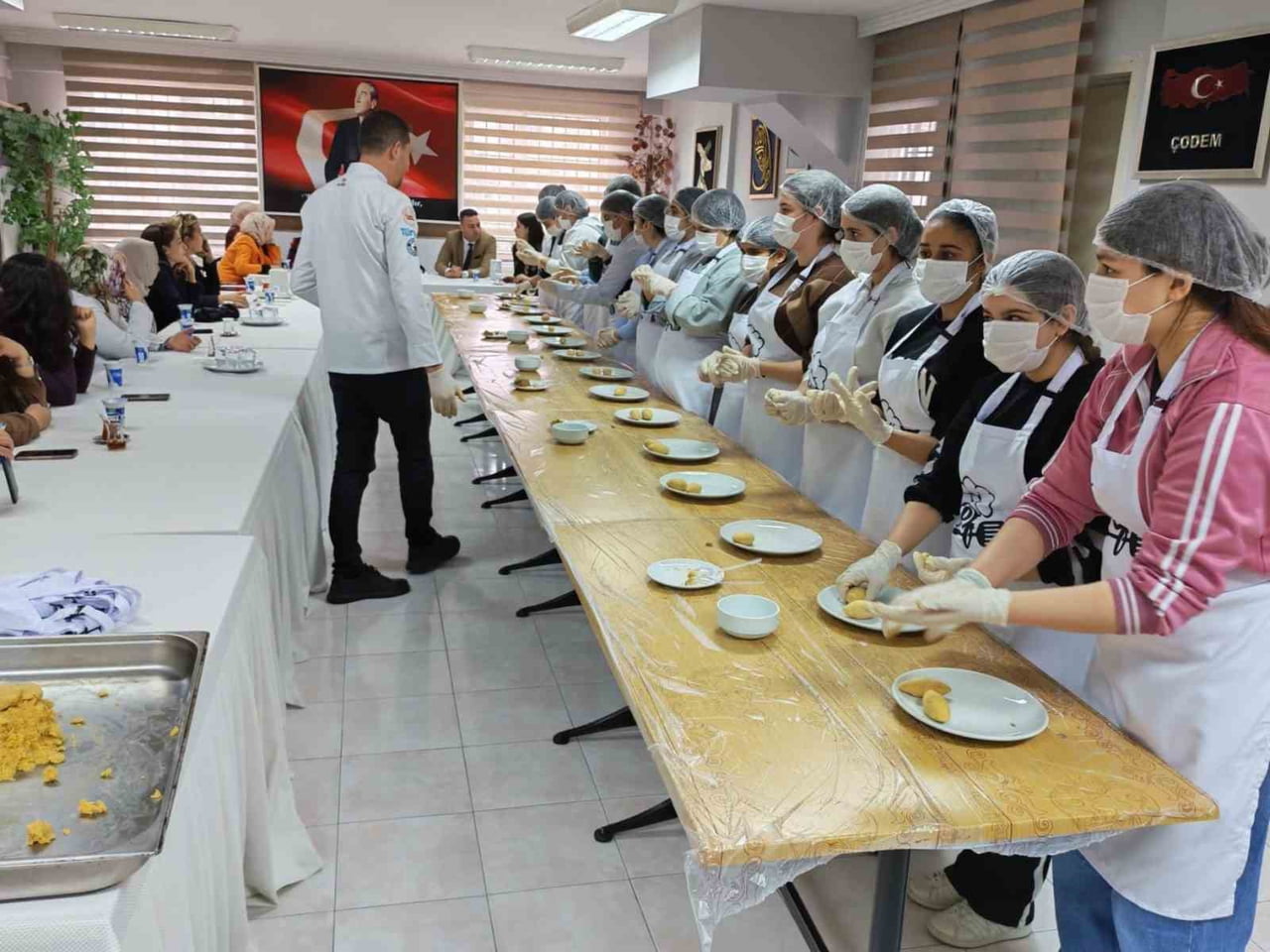GAZİANTEP’TE ÖĞRENCİLER İÇLİ KÖFTE YAPTI