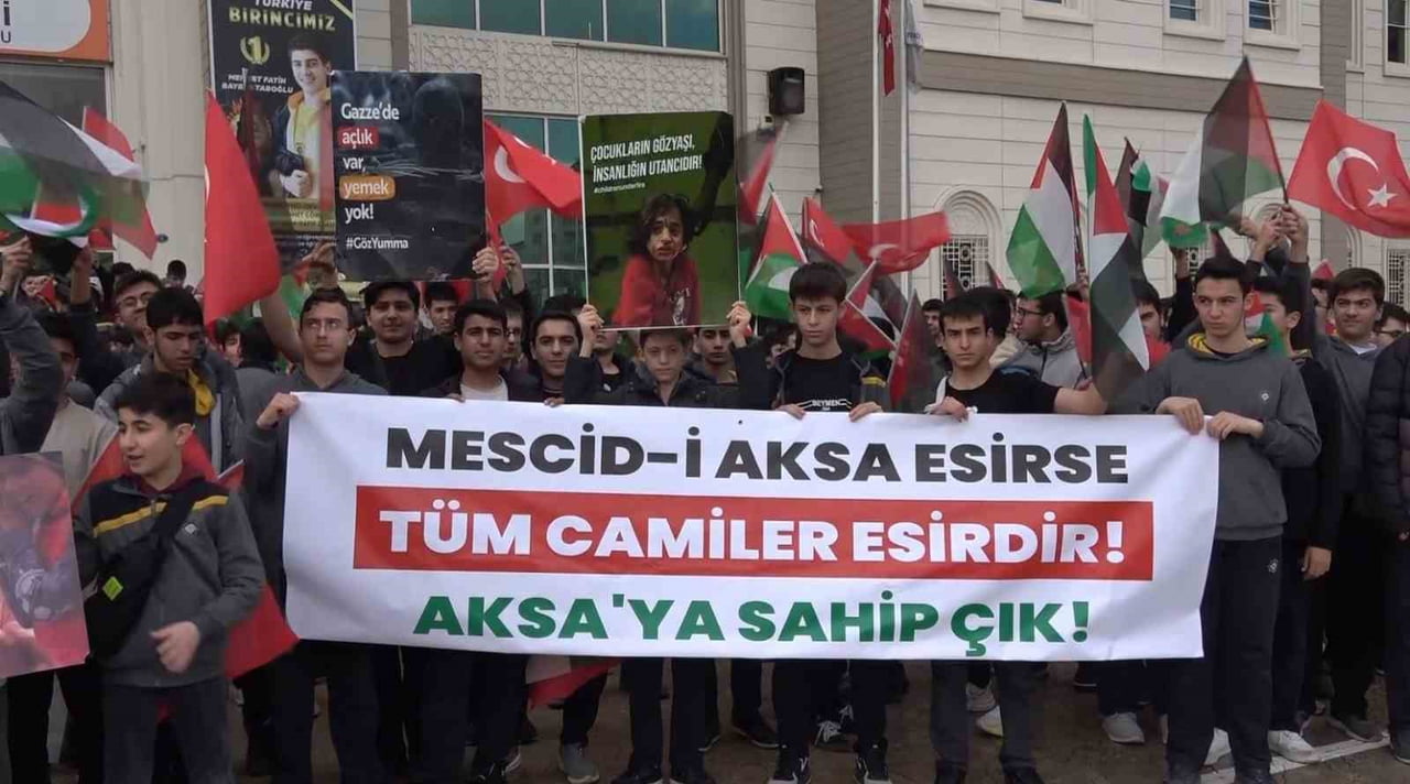 GAZİANTEP’TE ÖĞRENCİLERDEN FİLİSTİNLİLERE YÖNELİK İDAM KARARINA TEPKİ