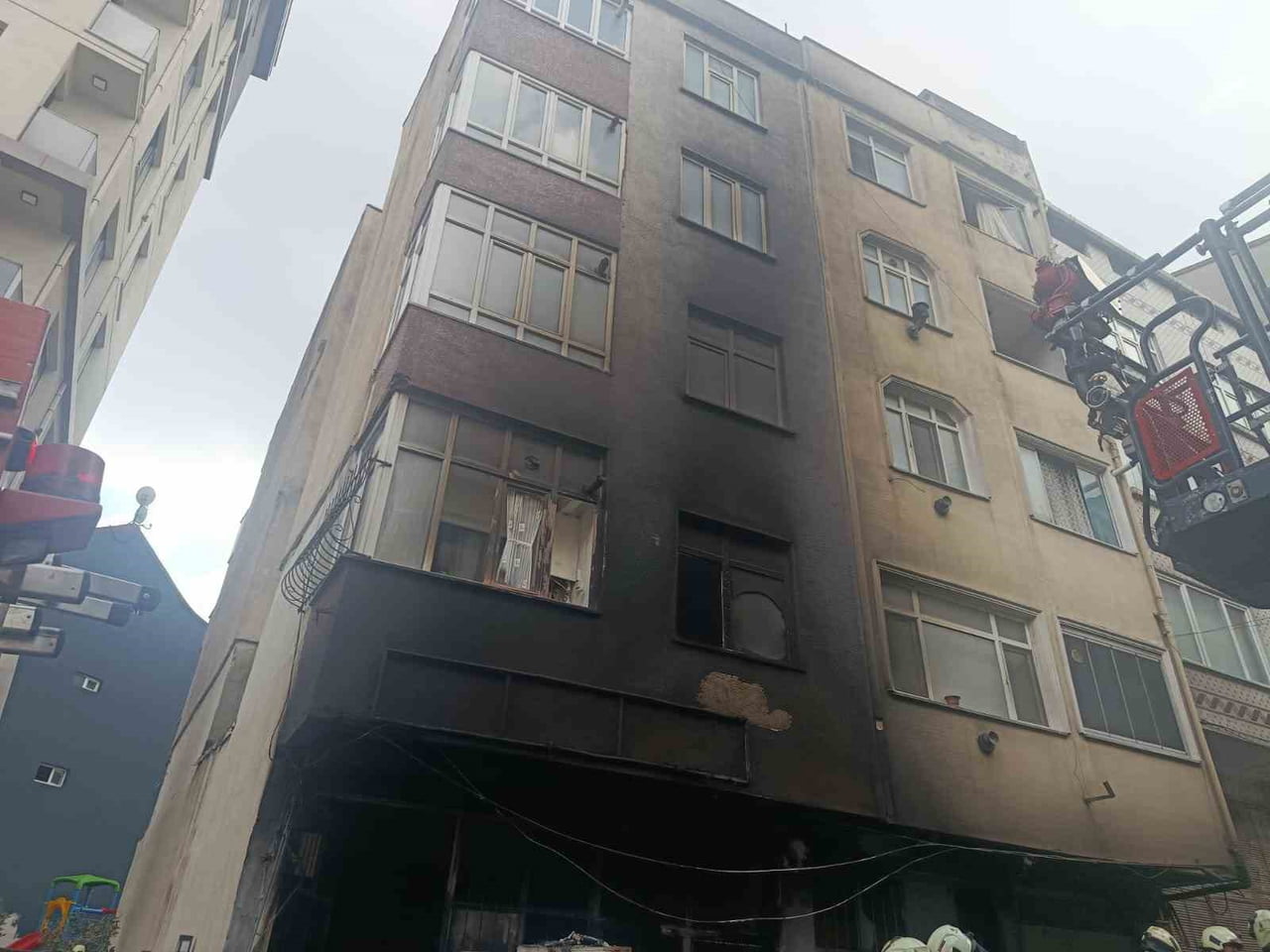 GAZİOSMANPAŞA'DA HURDACIDA YANGIN