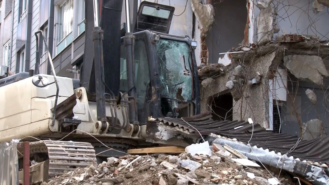 GAZİOSMANPAŞA İLÇESİNDE YIKIM ÇALIŞMASI YAPAN KEPÇE OPERATÖRÜNÜN SÜRÜCÜSÜ, BİNADAN DÜŞEN TAHTA...